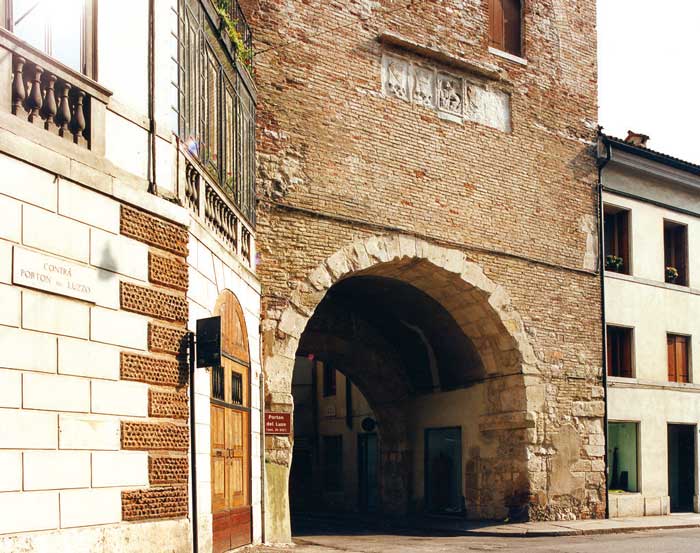 DVE restauro porton del luzo